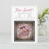 Twee zoete roze moderne tweeling meisjes geboorte aankondiging (Staand voorkant)