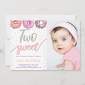 Twee zoete zilveren donut-verjaardagsuitnodigingen kaart (Voorkant)