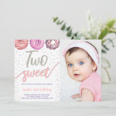 Twee zoete zilveren donut-verjaardagsuitnodigingen kaart (Staand voorkant)