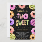 Twee zoete zwarte donut verjaardagsuitnodigingen kaart (Voorkant)