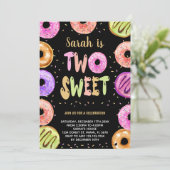 Twee zoete zwarte donut verjaardagsuitnodigingen kaart (Staand voorkant)