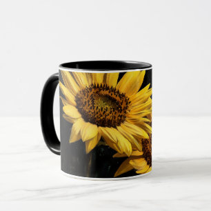 Twee zonnebloemen in artistieke stijl op zwarte mo mok