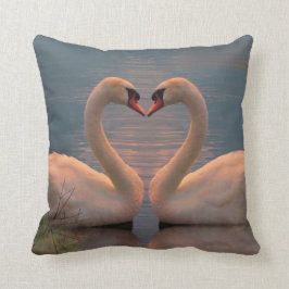 Twee zwanen die een hart maken met de hals, gooien kussen