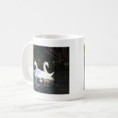 Twee zwanen en een eend koffiemok (Voorkant links)