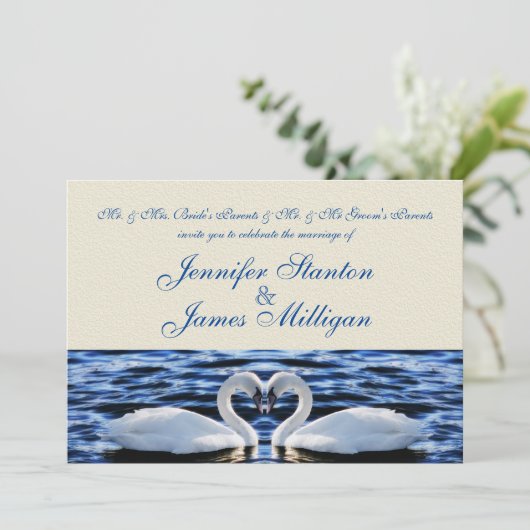 Twee zwanen huwelijksuitnodiging kaart (Staand voorkant)