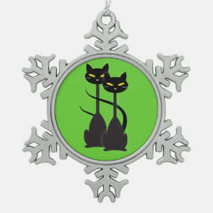 Twee zwarte katten met lange nekjes op groen tin sneeuwvlok ornament