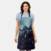 Twee zwarte katten worden besneeuwd schort (Gedragen)