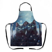 Twee zwarte katten worden besneeuwd