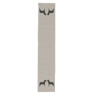 Twee zwarte labrador honden medium tafelloper