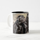 Twee zwarte labradors tweekleurige koffiemok (Voorkant links)
