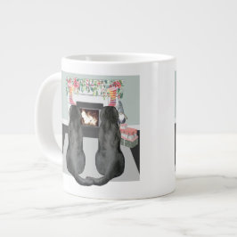 Twee zwarte labradors voor honden met kerstaffelka grote koffiekop