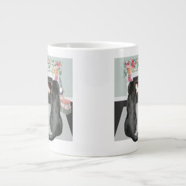 Twee zwarte labradors voor honden met kerstaffelka grote koffiekop