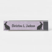 Twee zwarte zitkonijnen in silhouet op Paarse Bureau Naambordje (Voorkant)