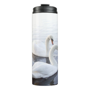 Twee zwemmen op het Tranquil Lake Thermosbeker