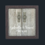 Tweebarndeuren Landbruiloft Premium Decoratiedoosje<br><div class="desc">Draag je bruiloft door het gangpad op je boerderij op het platteland of je huwelijk in een gepersonaliseerde Dubbele Barn Doors Country Wedding Gift Box. Deze aantrekkelijke casual,  maar stijlvolle cadeaudoos is voorzien van een unieke boerderij foto van twee verweven houten deuren met een schuur,  met elegante hardware.</div>
