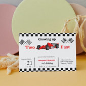 Tweedaagse raceauto's met twee jongens die snel op kaart