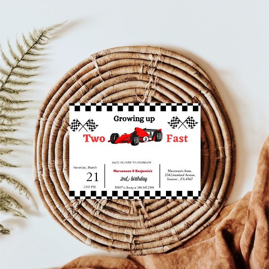 Tweedaagse raceauto's met twee jongens die snel op kaart