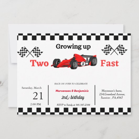 Tweedaagse raceauto's met twee jongens die snel op kaart (Voorkant)