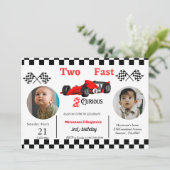 Tweedaagse raceauto's met twee kinderen die snel o kaart (Staand voorkant)