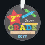 Tweede graad Kepaardbord, tweede graad, helderheid Ornament<br><div class="desc">Deze tweede kwaliteit sieraar is voorzien van een ster, een liniaal, een potlood, krijtjes en een dikke, kleurrijke leuke typografie! Klik de aanpassingsknoop voor meer opties om de tekst te wijzigen! De variaties van dit ontwerp, extra kleuren, evenals de coördinerende producten zijn beschikbaar in onze winkel, zazzle.com/store/doodlelulu. Neem contact met...</div>