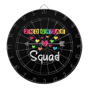 Tweede klas leraar sjirt schoolteam tweede klas dartbord