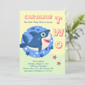 Tweede verjaardag baby haai onder het zee geel kaart (Staand voorkant)