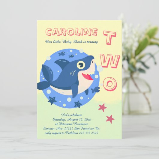 Tweede verjaardag baby haai onder het zee geel kaart (Staand voorkant)
