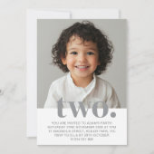 Tweede verjaardag foto uitnodiging in grijs (Voorkant)