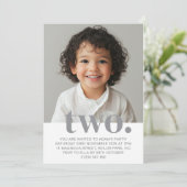 Tweede verjaardag foto uitnodiging in grijs (Staand voorkant)