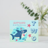 Tweede verjaardag schattige baby haai onder het ze uitnodiging briefkaart (Staand voorkant)