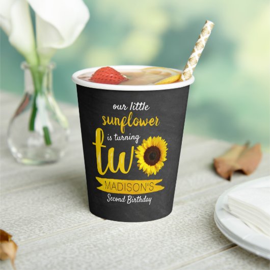 Tweede verjaardag van de kleine zonnebloem papieren bekers (Insitu)