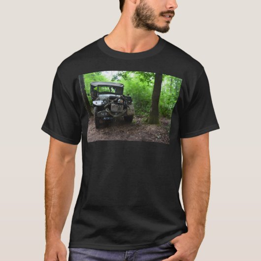 Tweede Wereldoorlog vrachtwagen in het bos. T-shirt (Voorkant)