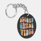 Tweedegraads vibes terug naar school Groovy School Sleutelhanger (Voorkant Links)