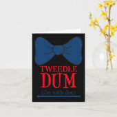 Tweedle Dum I'm With Dee - Het luie stel Halloween Kaart (Gele Bloem)
