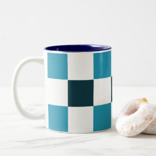 Tweekleurig schaakbordpatroon in turkoois en blauw tweekleurige koffiemok