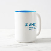 Tweekleurige mok met AMBS-logo (Voorkant rechts)
