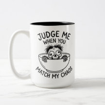 Tweekleurige mok met ondeugende koaladesign