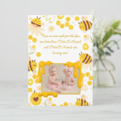 Tweeling 1e Verjaardag Feest Uitnodiging Bumble Be (Staand voorkant)