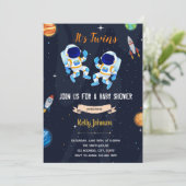 Tweeling astronauten baby shower uitnodiging (Staand voorkant)