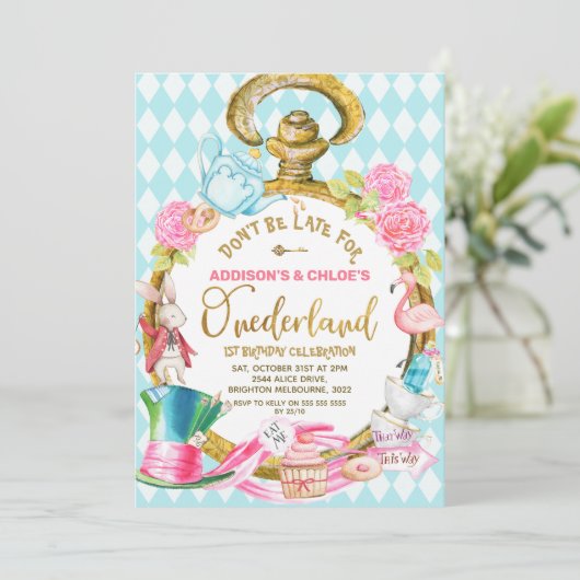 Tweeling Blauw Kijk Alice In Onederland Verjaardag Kaart (Staand voorkant)