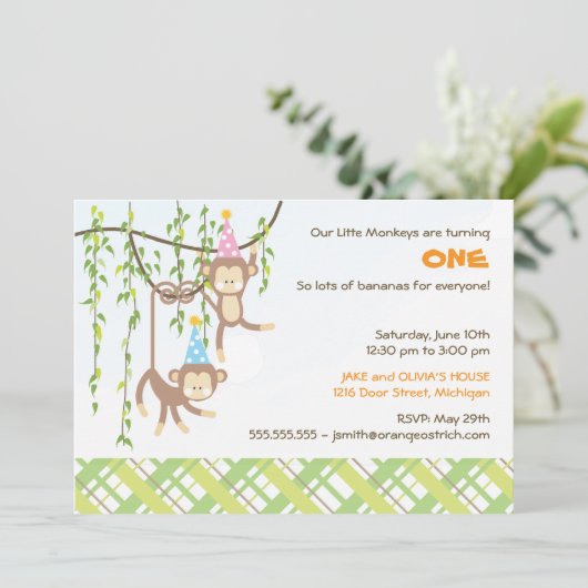 Tweeling-jongen en -meisje-eerste uitnodiging (Staand voorkant)