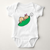 Tweeling jongen en meisje in erwtenpeul romper (Voorkant)