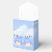 Tweeling jongens hangen aan waslijn bedankdoosjes (Geopend)