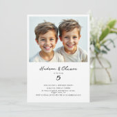 Tweeling Jongens Minimalistische Moderne Verjaarda Kaart (Staand voorkant)