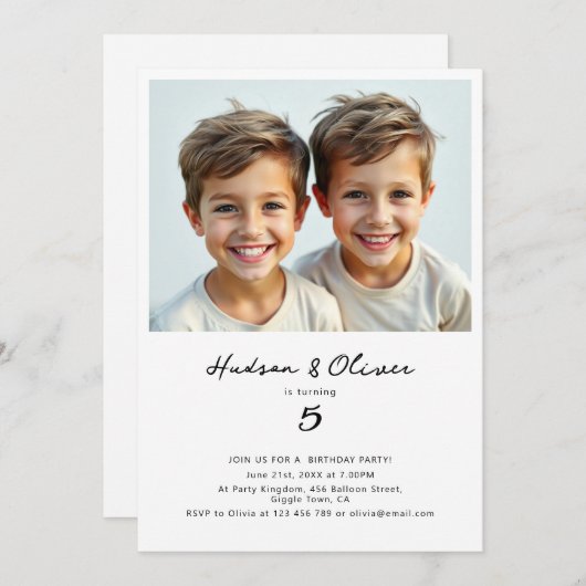 Tweeling Jongens Minimalistische Moderne Verjaarda Kaart (Voorkant / Achterkant)