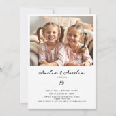 Tweeling Meisjes Minimalistische Moderne Verjaarda Kaart (Voorkant)