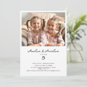 Tweeling Meisjes Minimalistische Moderne Verjaarda Kaart (Staand voorkant)