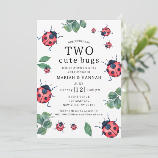 Tweeling Meisjes Twee Schattigee Bugs Ladybug 2e v Kaart (Staand voorkant)