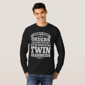 Tweeling Opa Oma van Tweeling Kleinkinderen T-shirt (Voorkant volledig)