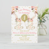 Tweeling Roze Goud Bloemenkonijn 1e Verjaardag Kaart (Staand voorkant)